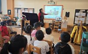 银发映童心，红韵代代传